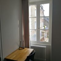 Et toujours une table pour écrire, dans chaque chambre...