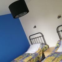 Une chambre partagée à deux lits. La décoration : une simplicité de bon aloi...