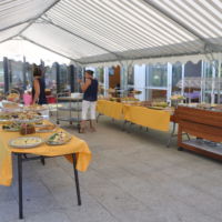 La terrasse de l'Abbaye s'offre aux buffets dès les beaux jours venus.