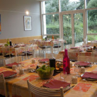 Très lumineuse, la salle à manger "Émeraude", d'une architecture contemporaine, donne directement sur le parc de l'Abbaye et peut accueillir 50 convives.